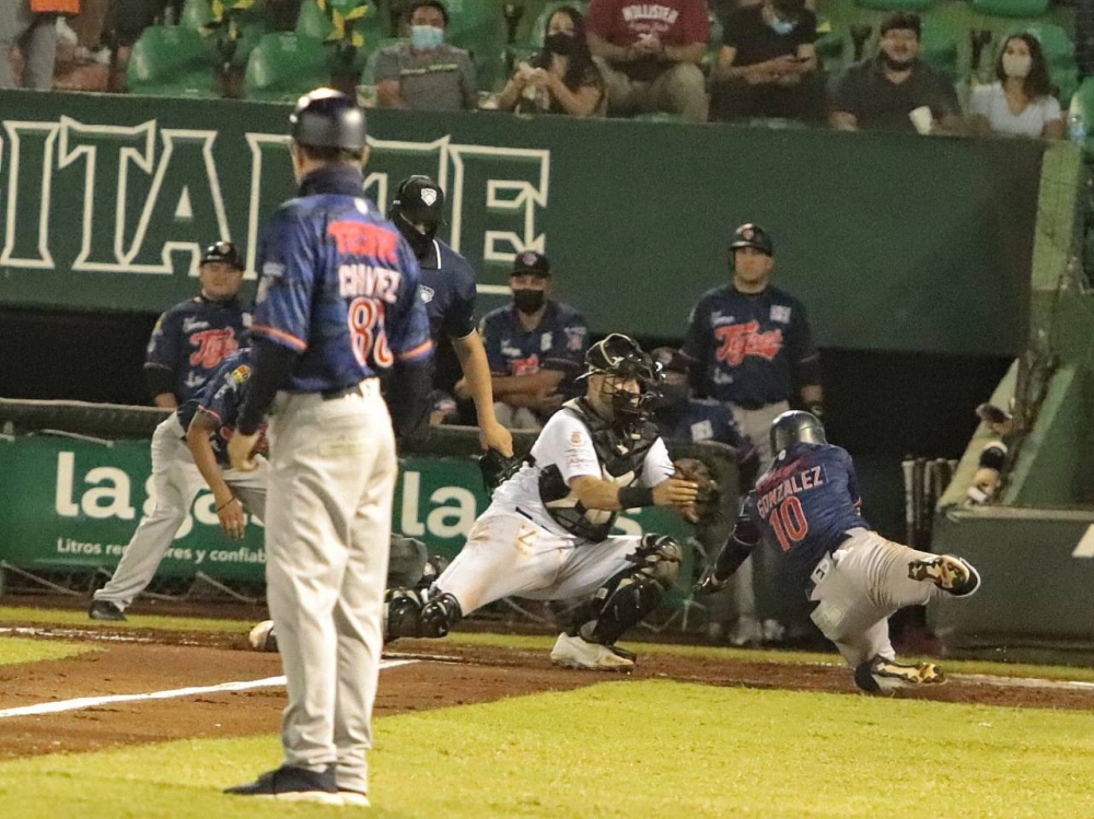 Contundente ofensiva de Tigres empata la serie en Mérida