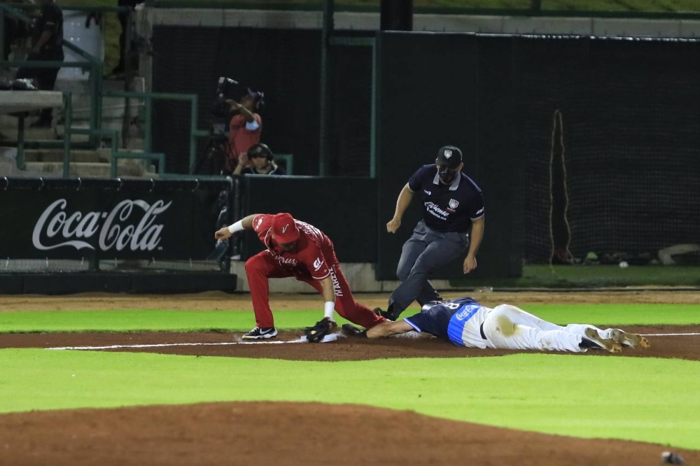 El Cónsul General, Katsumi ITAGAKI realizó el lanzamiento de la Primera  Bola en el partido de béisbol entre los Bravos de León y los Tigres de  Quintana Roo