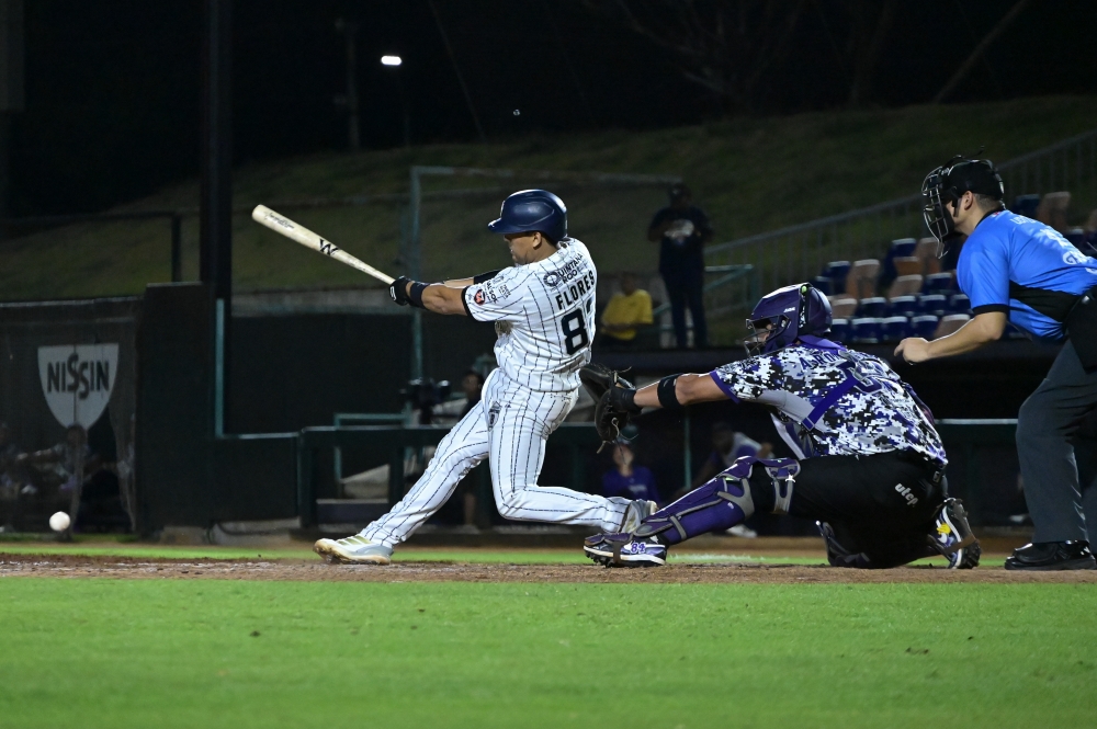 Tigres deja en el terreno a Conspiradores en extra innings