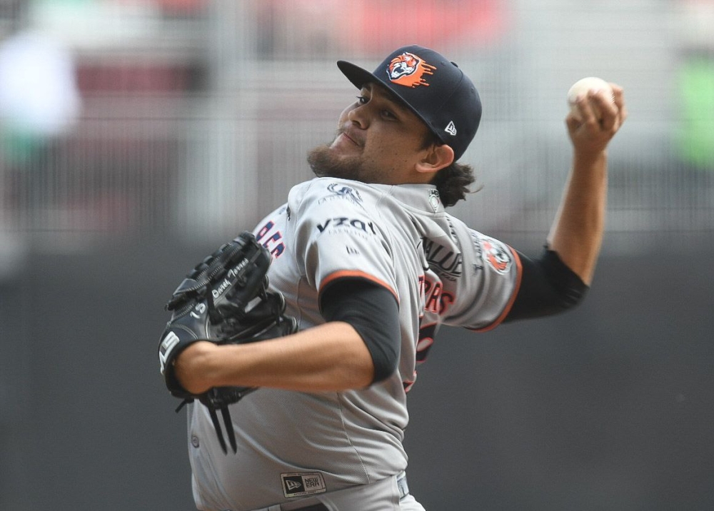 El Cónsul General, Katsumi ITAGAKI realizó el lanzamiento de la Primera  Bola en el partido de béisbol entre los Bravos de León y los Tigres de  Quintana Roo