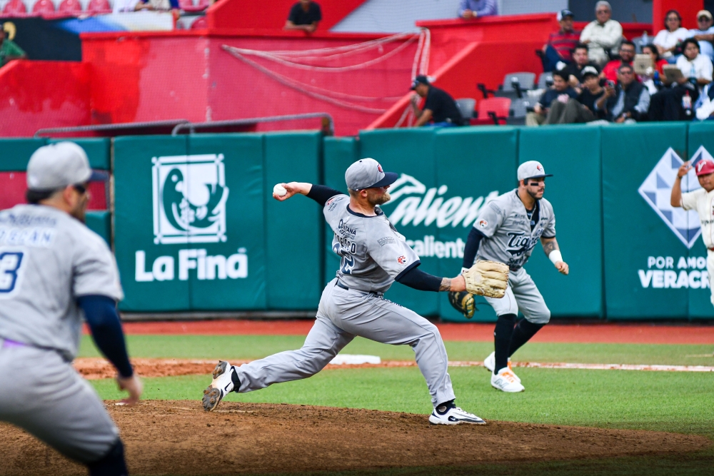 Tigres y El &Aacute;guila salen a mano en doble cartelera