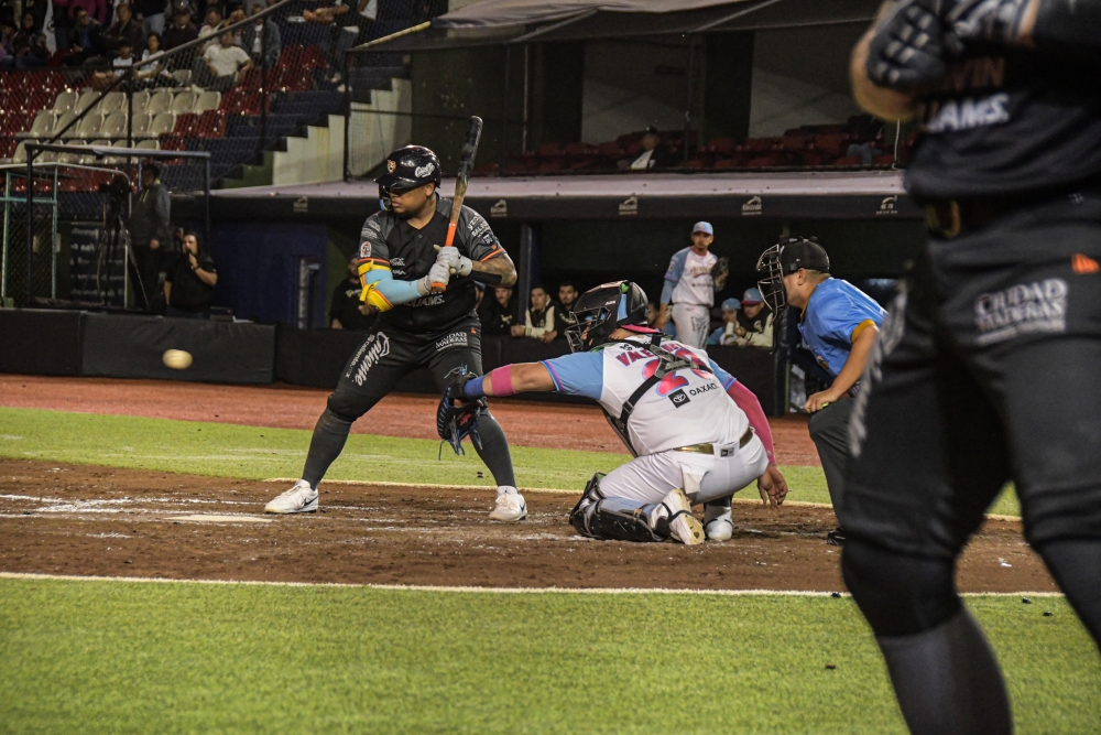 Tigres gana en extra innings, asegura serie y liga cinco triunfos