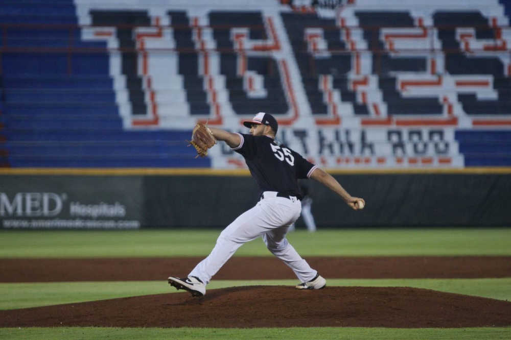 El Cónsul General, Katsumi ITAGAKI realizó el lanzamiento de la Primera  Bola en el partido de béisbol entre los Bravos de León y los Tigres de  Quintana Roo